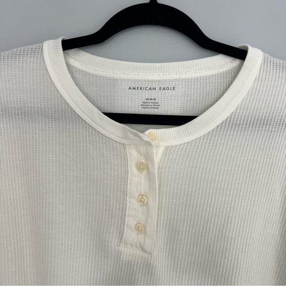 Cropped Long-Sleeve Henley T-Shirt - Picture 4 of 9